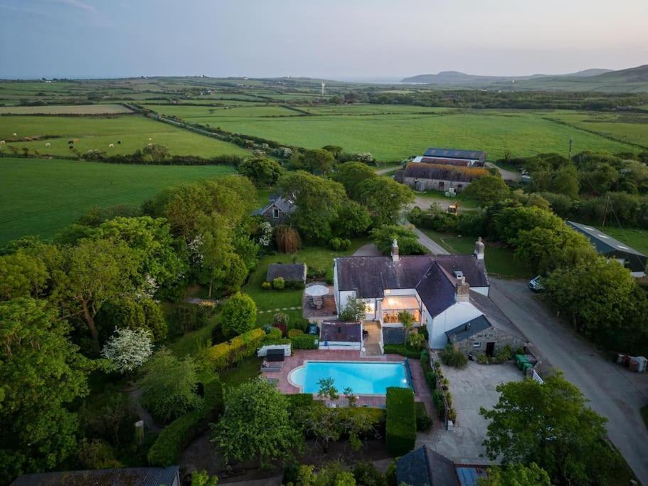 Plas Newydd With Swimming Pool, Fire Pit, And Log Fires Vila Rhiw Exterior foto