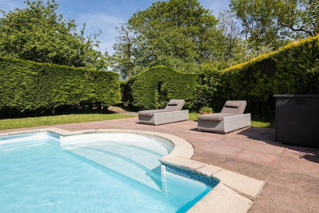 Plas Newydd With Swimming Pool, Fire Pit, And Log Fires Vila Rhiw Exterior foto